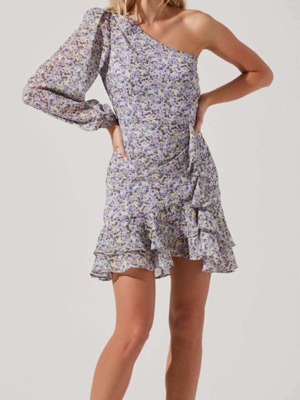 ASTR The‎ Label Cora One Sleeve Floral Lavender Purple Mini Ruffle Dress M